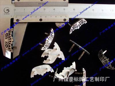 定制電腦高光鋁標(biāo)牌、樂器鋁制銘牌商標(biāo)及熱水器鋁質(zhì)高光銘牌全面解析